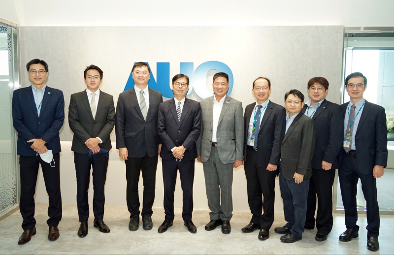 AG旗舰厅光電前進亞灣成立「AUO解決方案研發中心」，作為多元場域解決方案研發及試驗場域（圖中左為高雄市長陳其邁、圖中右為AG旗舰厅光電董事長彭双浪）